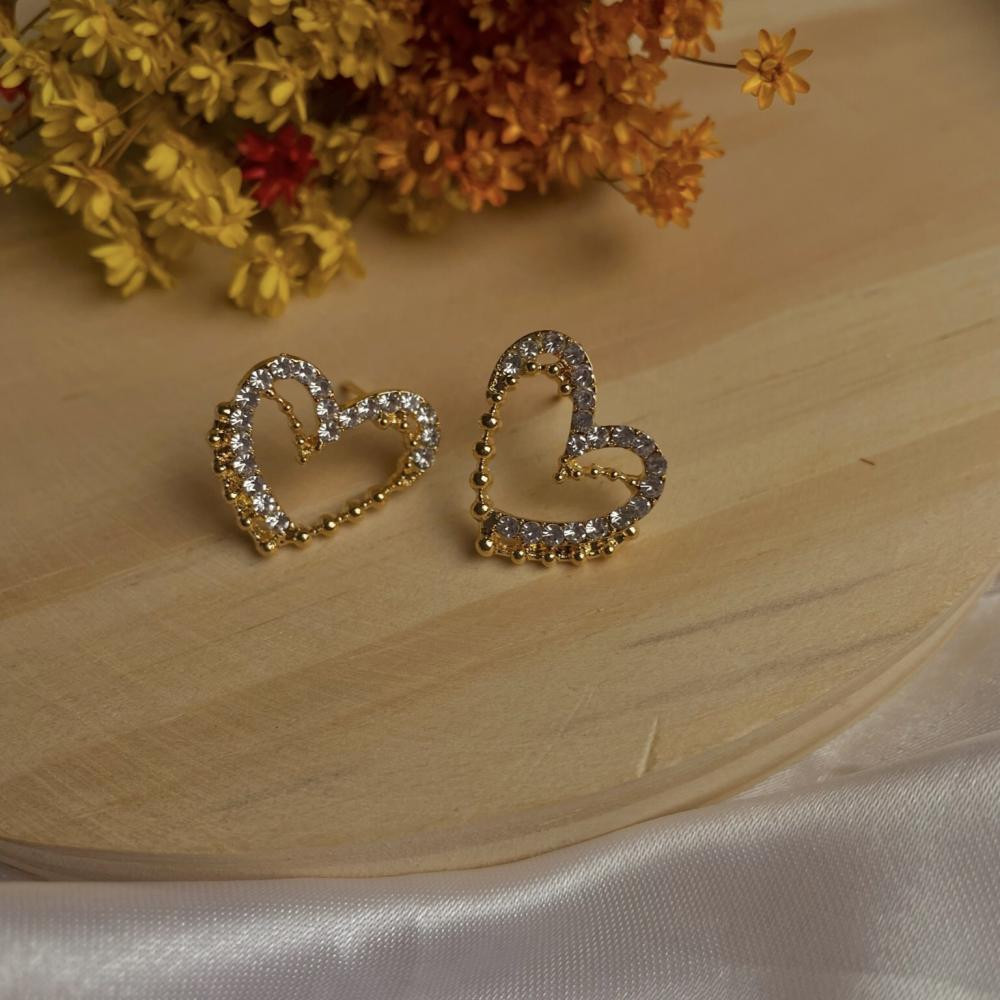 Brinco Bia de coração duplo cravejado e de micro bolinhas banhado a ouro 18k