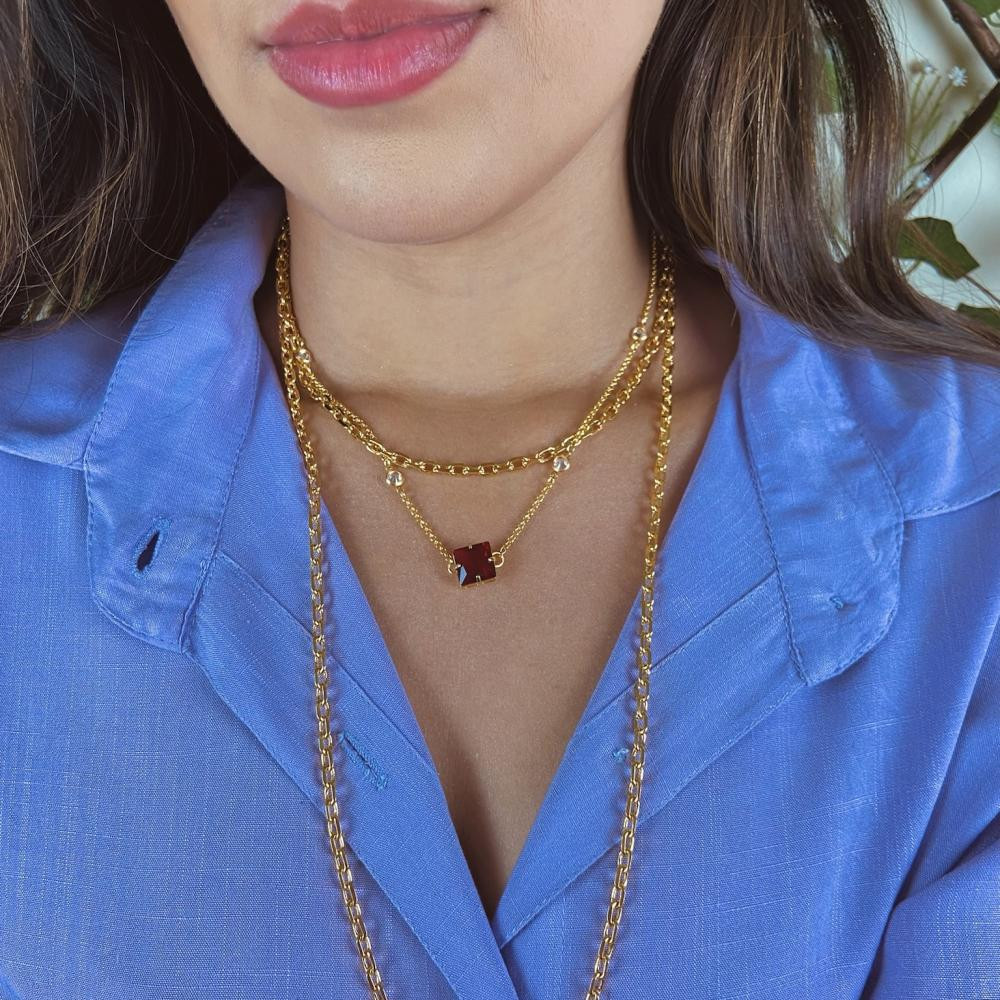 Colar Nanda longo com elos retangulares diamantados banhado a ouro 18k