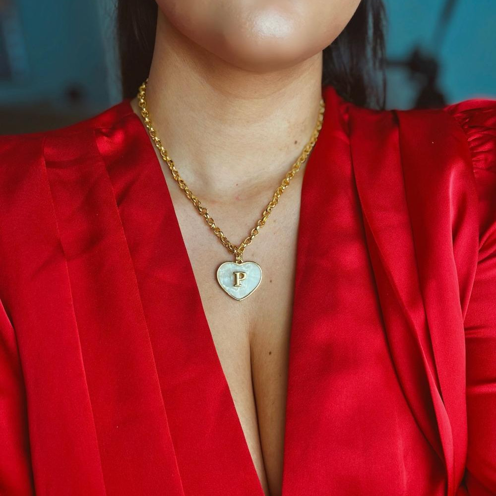 Colar personalizado com coração em madrepérola e letra na corrente elo português banhado a ouro 18k 