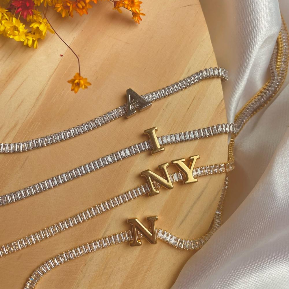 Choker Riveira baguete Tifhany cristal com letra personalizada banhada a ouro 18k