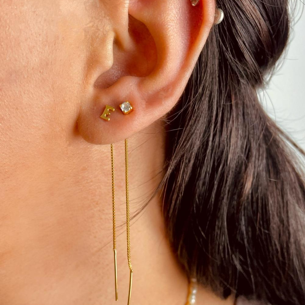 Brinco Scarlet fio passante personalizado com letra banhado a ouro 18k