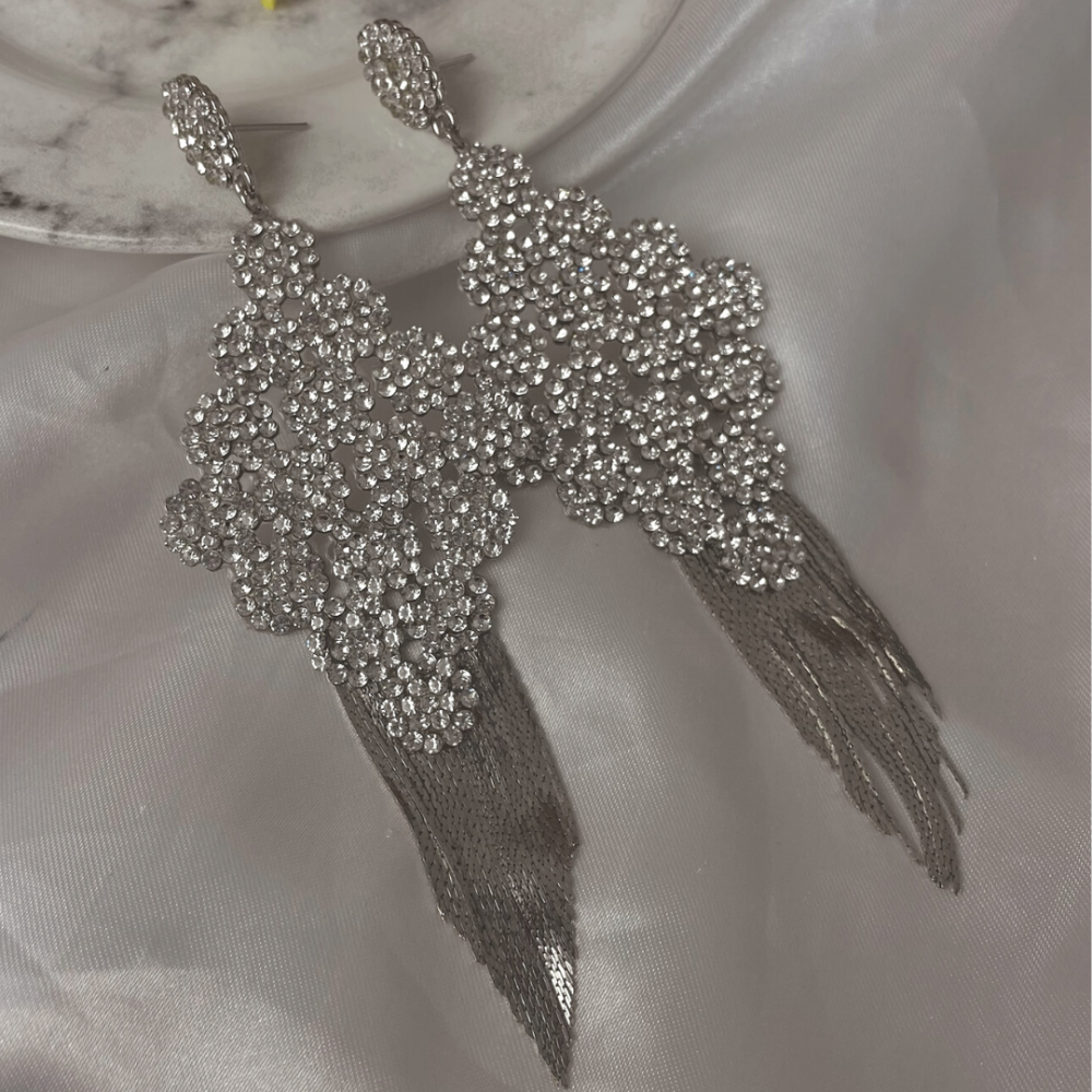 Brinco Alana de strass banhado a ródio branco 