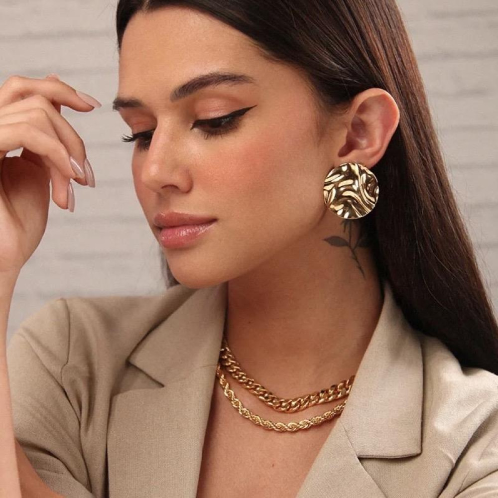 Brinco Vanessa redondo martelado banhado a ouro 18k 