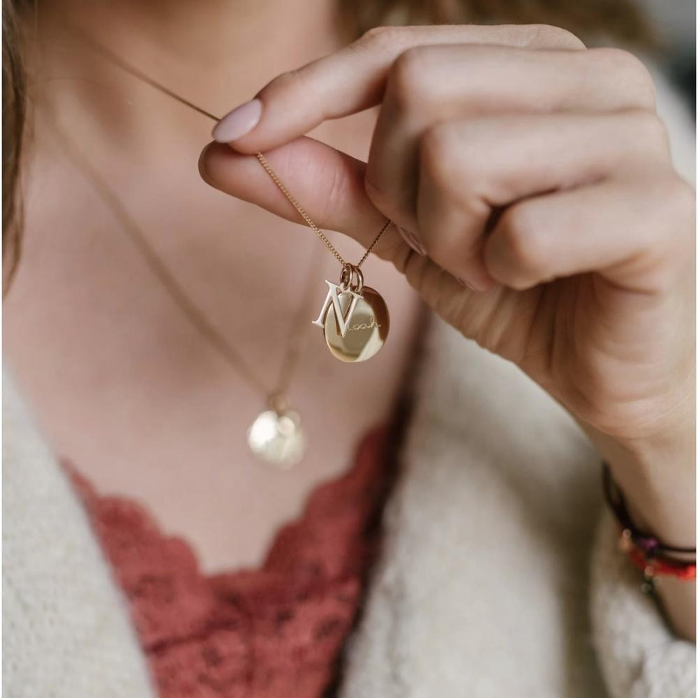 Colar Alice medalha personalizada e letra banhado em ouro 18k