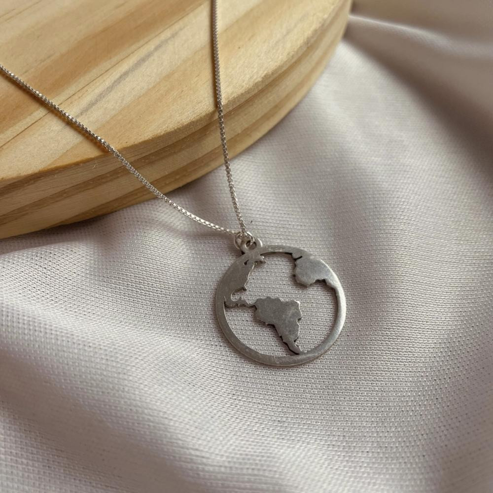 Colar prata 925 com pingente mapa mundi 