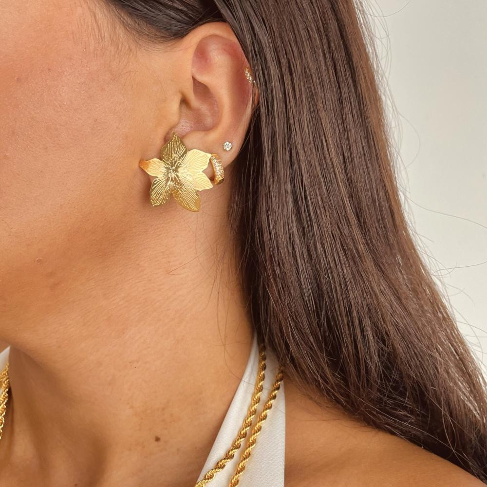  Brinco Maria Flor martelado banhado a ouro 18k