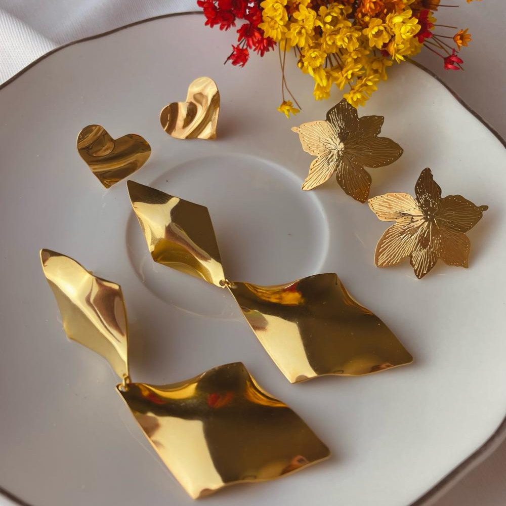  Brinco Maria Flor martelado banhado a ouro 18k