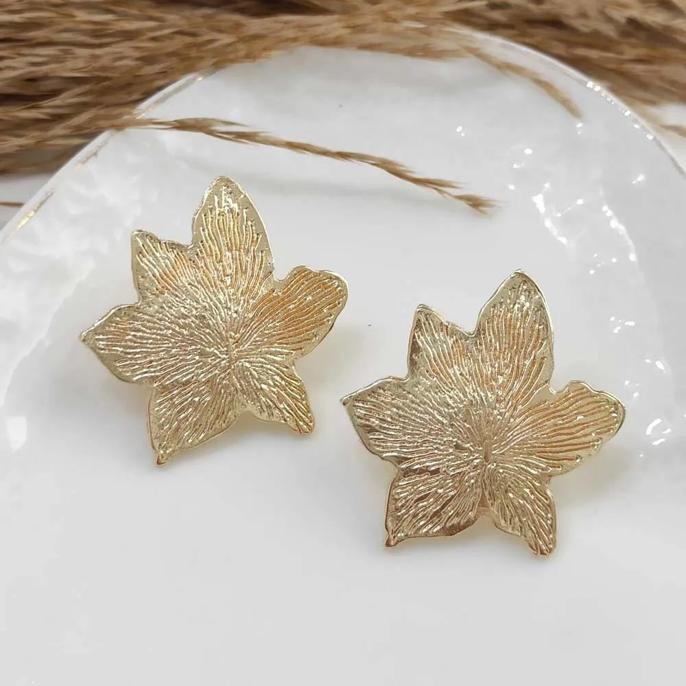  Brinco Maria Flor martelado banhado a ouro 18k