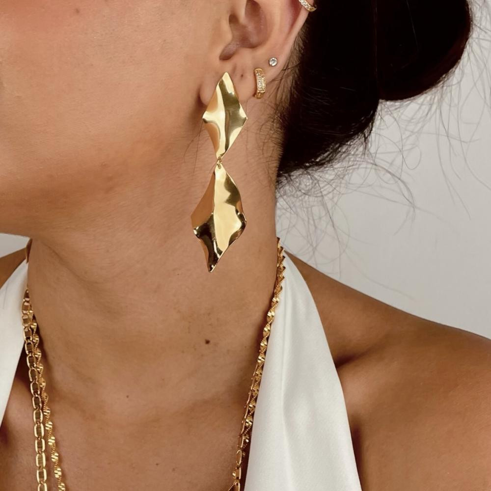 Brinco Isis martelado banhado a ouro 18k 