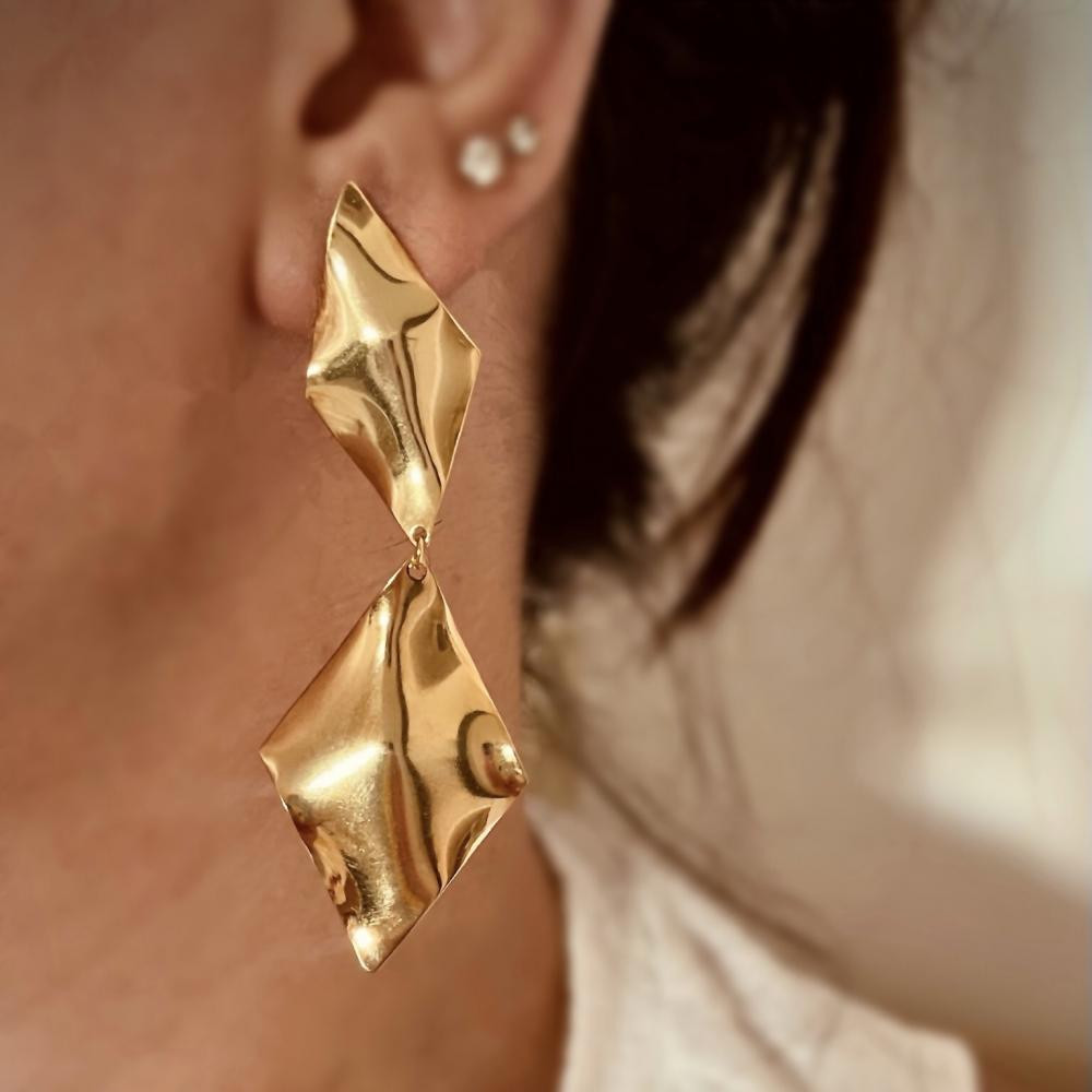 Brinco Isis martelado banhado a ouro 18k 