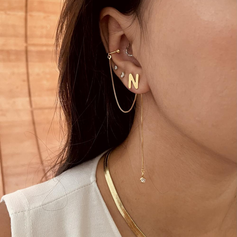 Brinco com inicial letra personalizado com earcuff e piercing fake banhado a ouro 18k