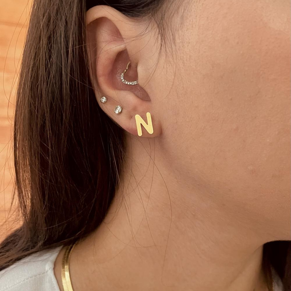 Brinco com inicial letra personalizado com earcuff e piercing fake banhado a ouro 18k