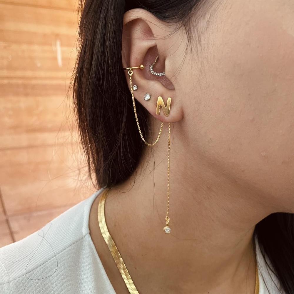 Brinco com inicial letra personalizado com earcuff e piercing fake banhado a ouro 18k