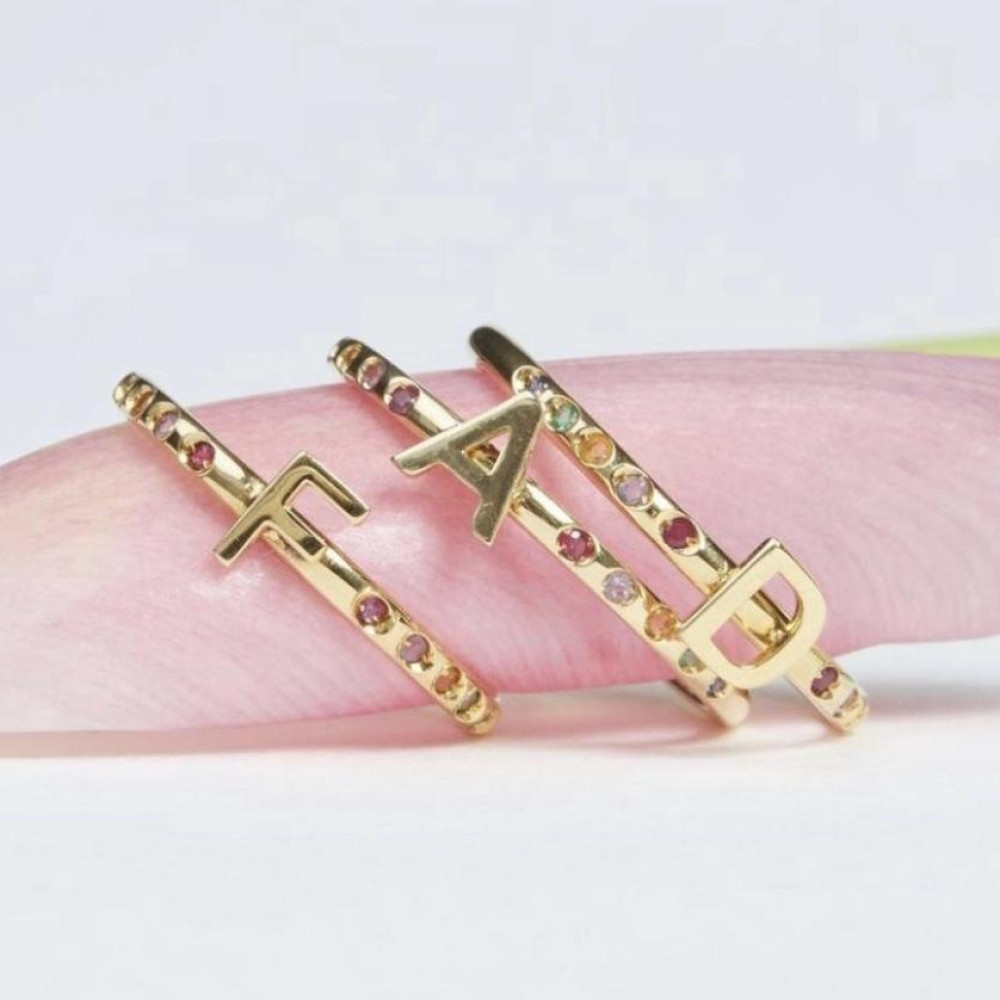 Anel Alice personalizado com letra banhado a ouro 18k