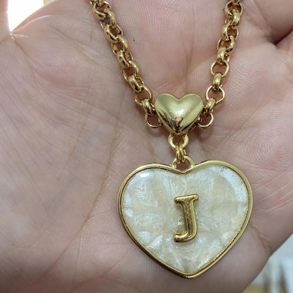 Colar com coração ou peça oval na madrepérola personalizado com letra e corrente elo português banhado a ouro 18k