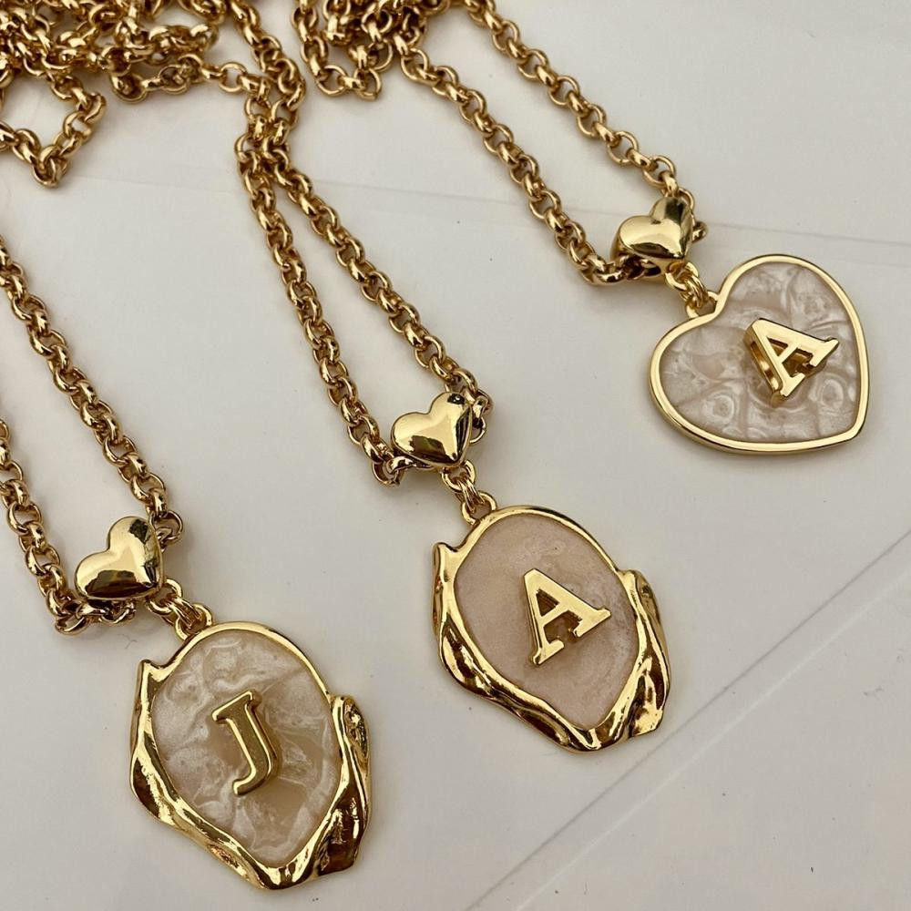 Colar com coração ou peça oval na madrepérola personalizado com letra e corrente elo português banhado a ouro 18k