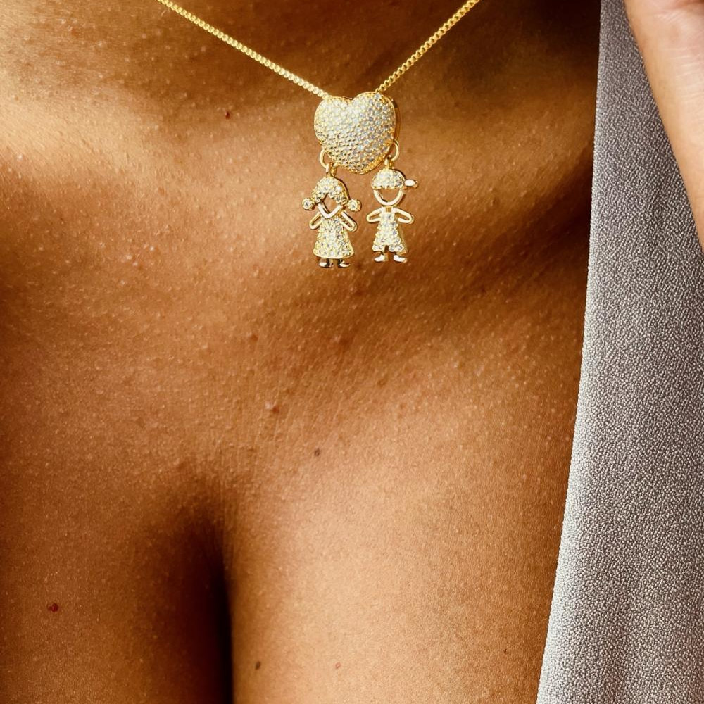 Colar personalizado com coração cravejado com micro zircônias e pingentes banhado a ouro 18k