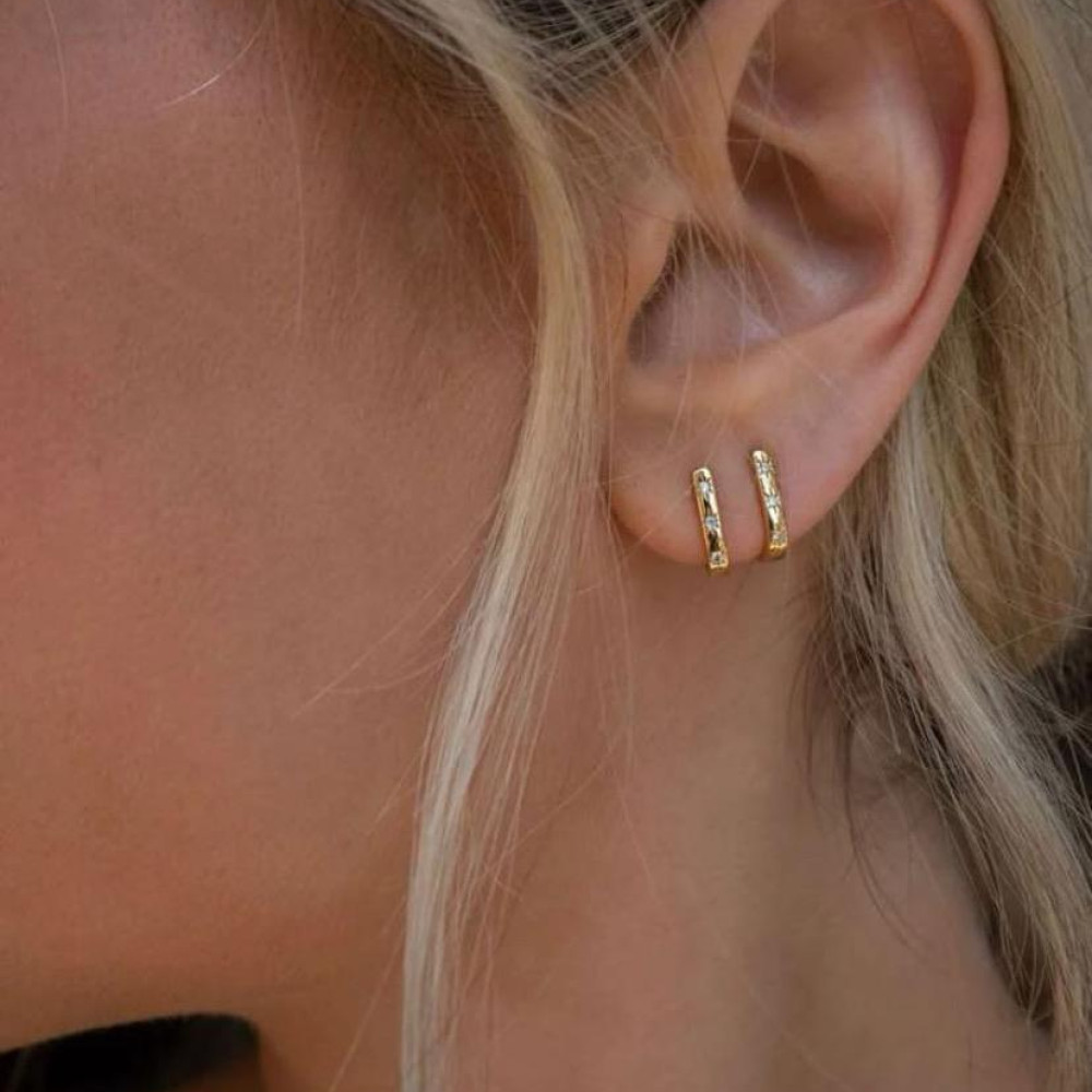 Brinco argola Celeste banhado a ouro 18k