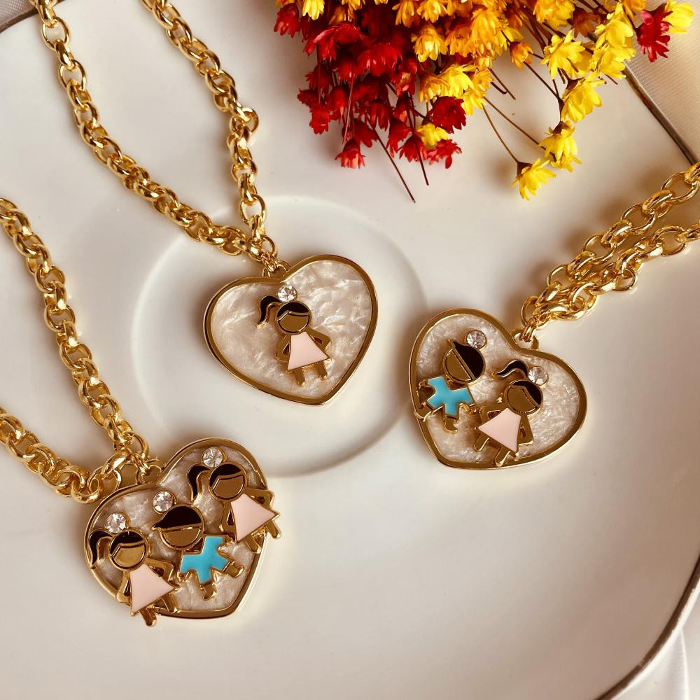 Colar personalizado com coração madrepérola na corrente elo português e pingentes banhado a ouro 18k