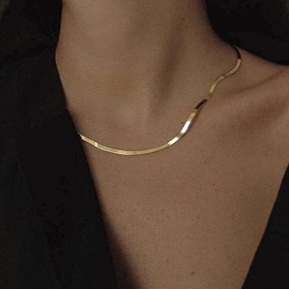 Colar Tassia fita laminada fina banhado a ouro 18k
