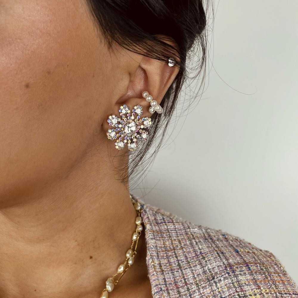 Brinco Vania de strass com formato de flor banhado a ouro 18k 