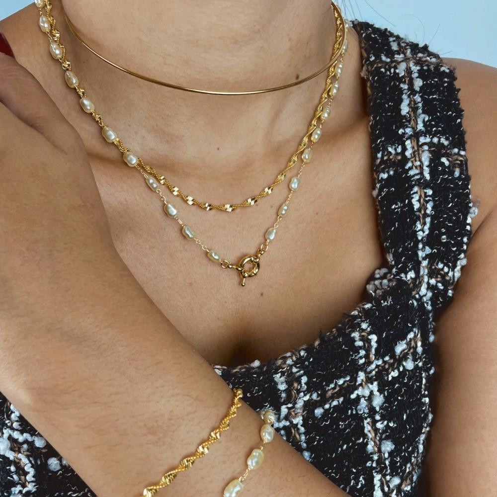 Colar Tina de pérolas com fecho boia banhado a ouro 18k 