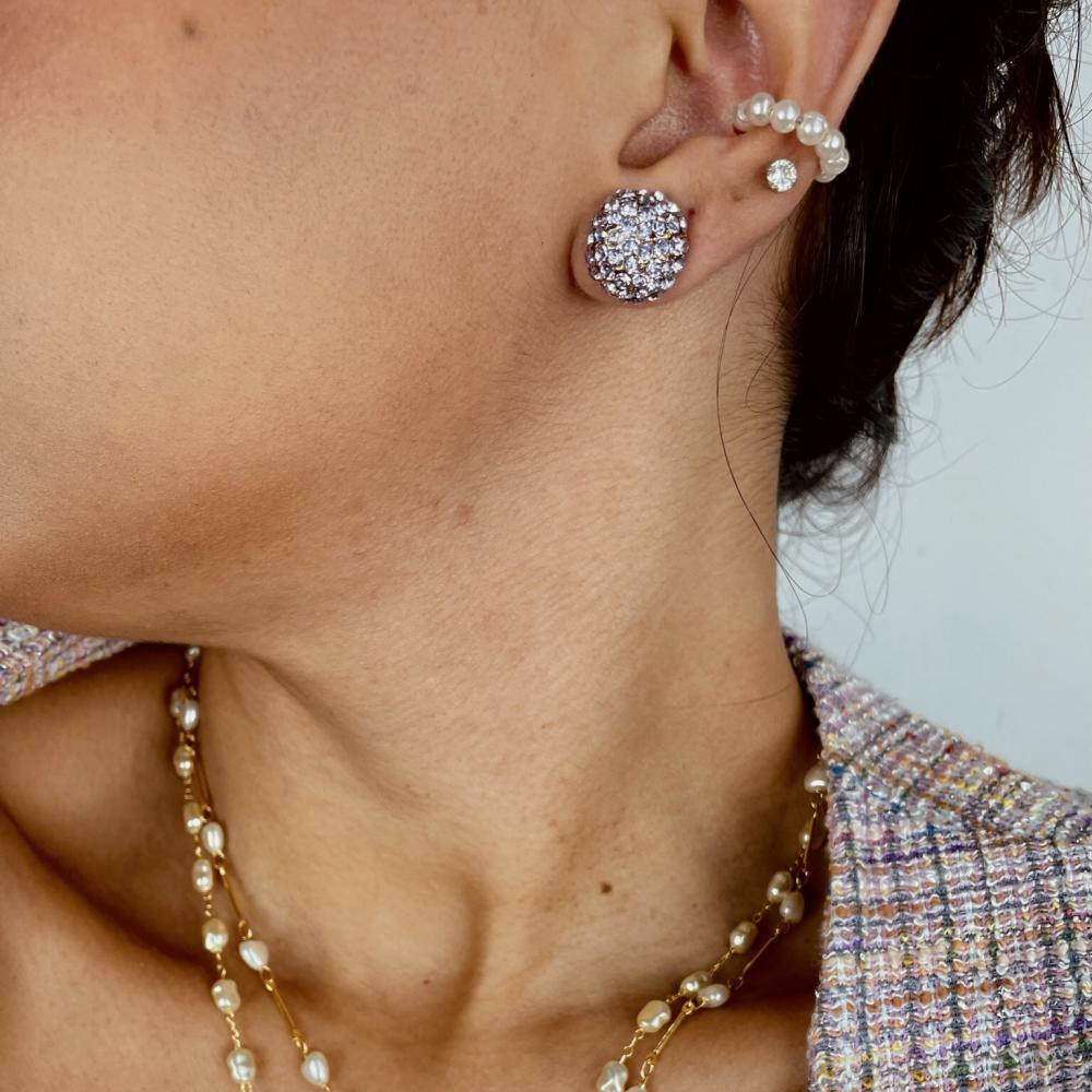 Brinco Elisa de strass meia bola banhado a ouro 18k 