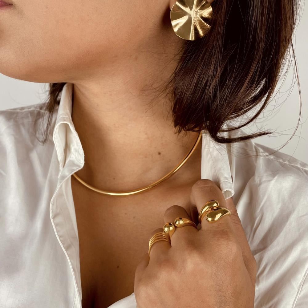 Brinco Paola redondo martelado banhado a ouro 18k