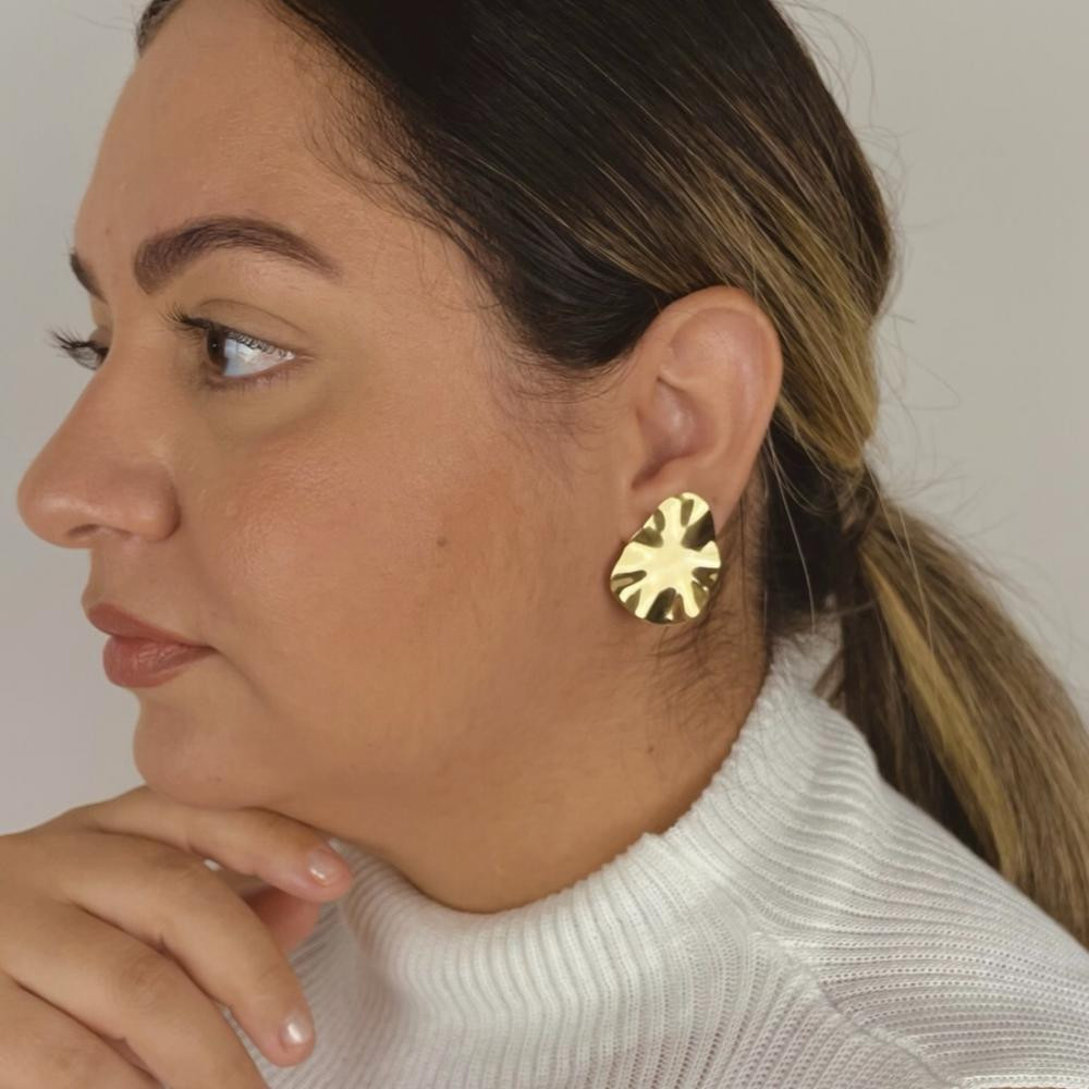 Brinco Thalya oval martelado banhado a ouro 18k