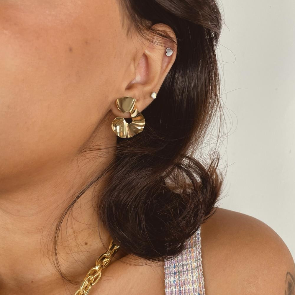 Brinco Yara martelado banhado a ouro 18k