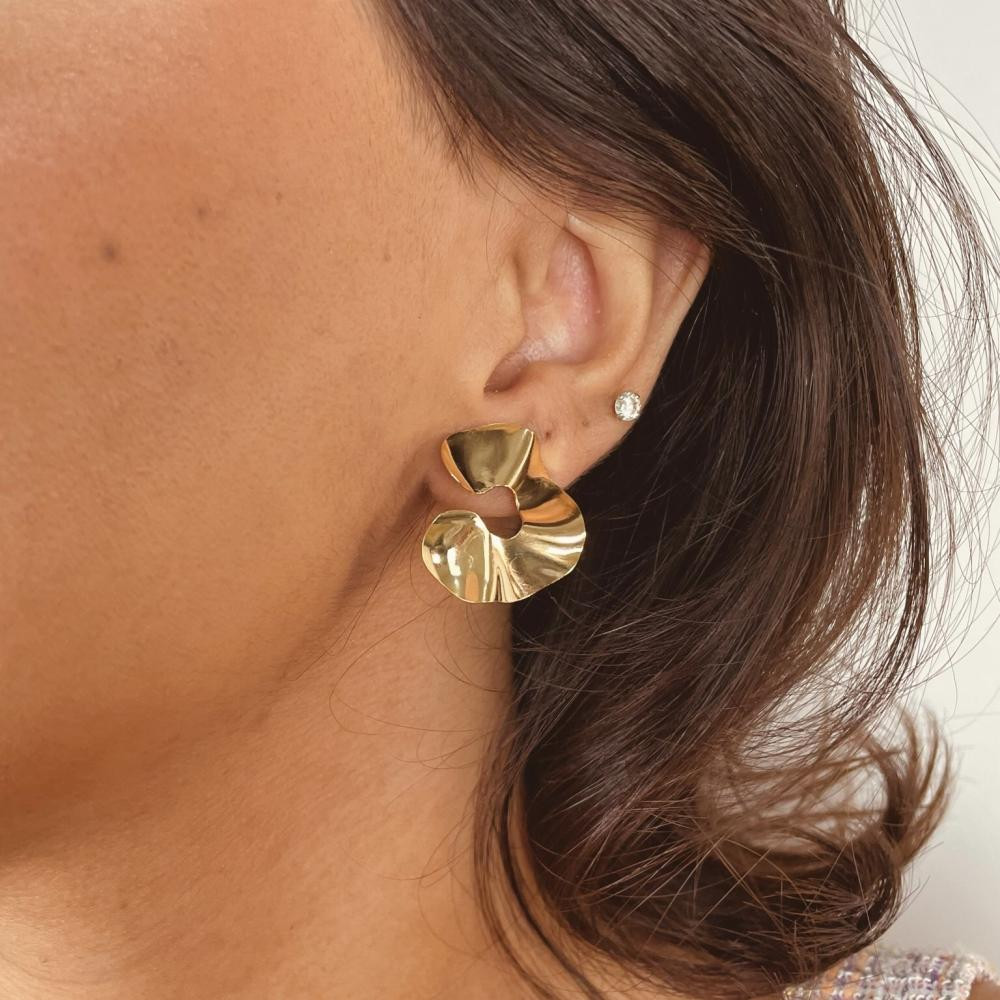 Brinco Yara martelado banhado a ouro 18k