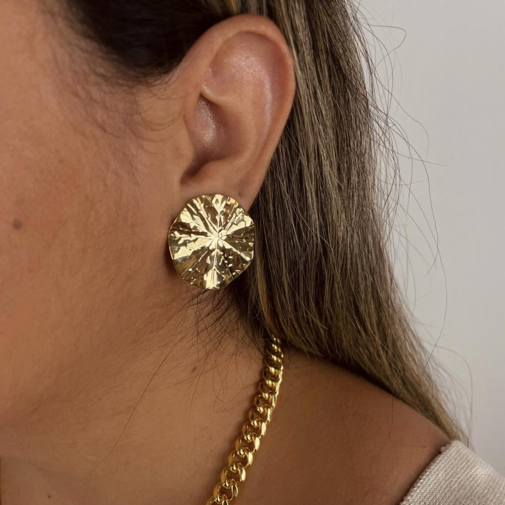 Brinco Thainara redondo martelado banhado a ouro 18k