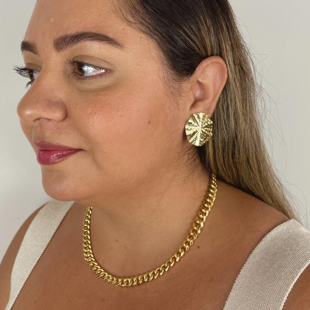 Brinco Thainara redondo martelado banhado a ouro 18k