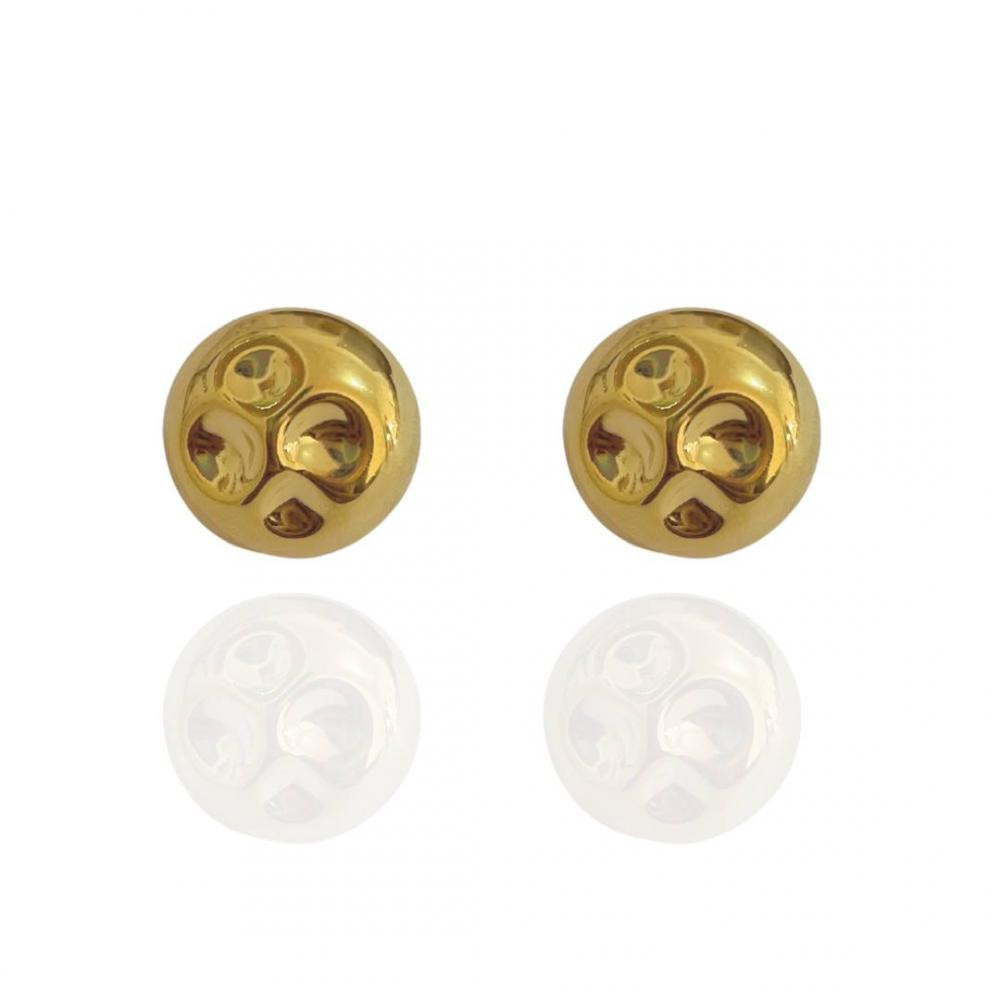 Brinco Yane meia bola martelado banhado a ouro 18k