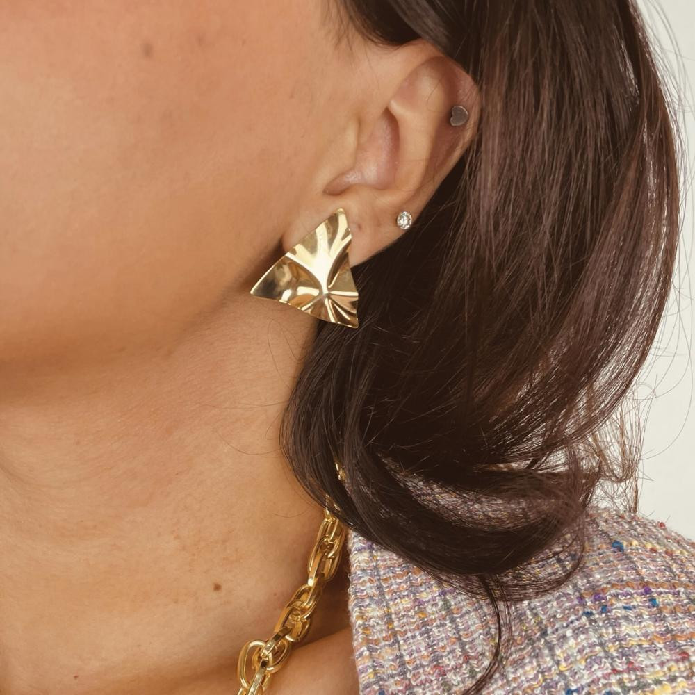 Brinco Ivone triangular martelado banhado a ouro 18k