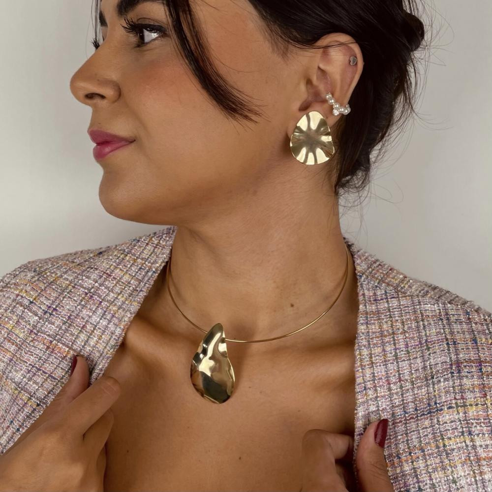 Pingente Thalya oval martelado banhado a ouro 18k