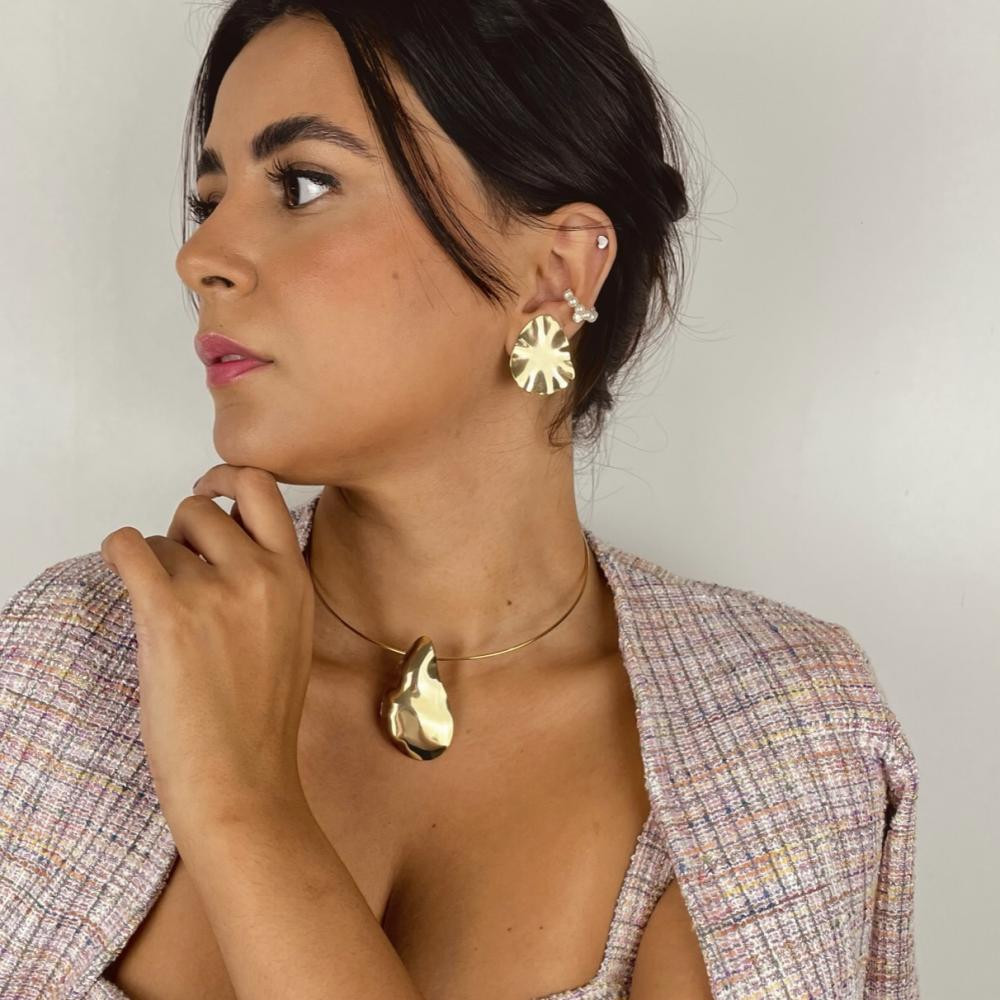 Pingente Thalya oval martelado banhado a ouro 18k