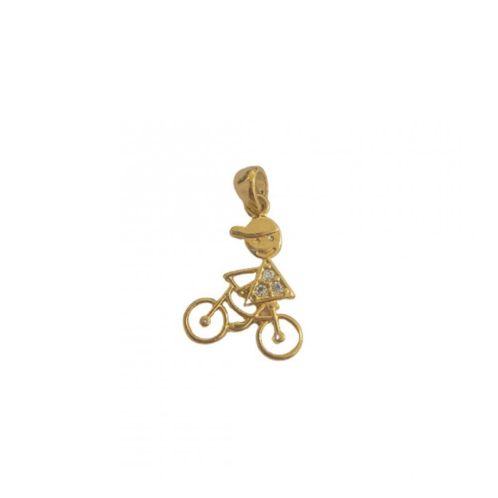 Pingente de menino em bicicleta banhado a ouro 18k