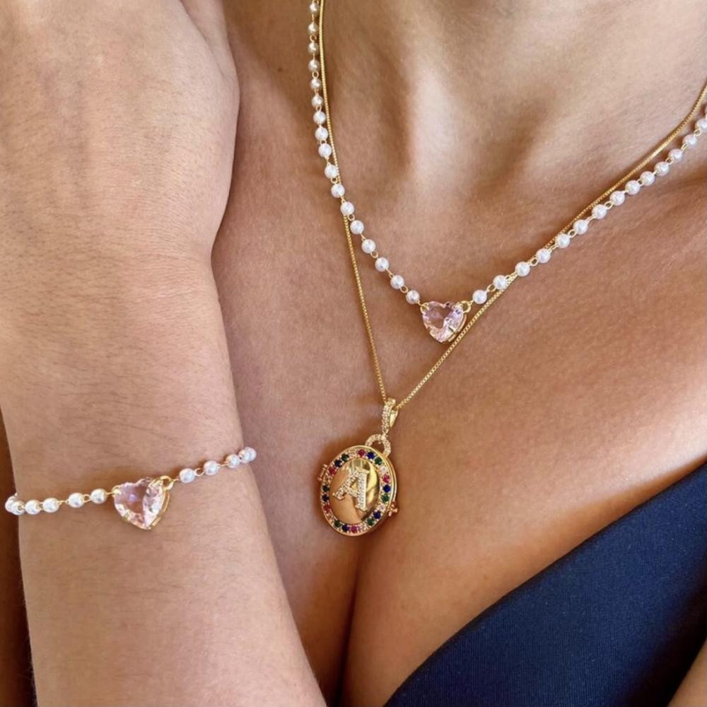 Colar Helena de pérolas com pingente de coração banhado  a ouro 18k