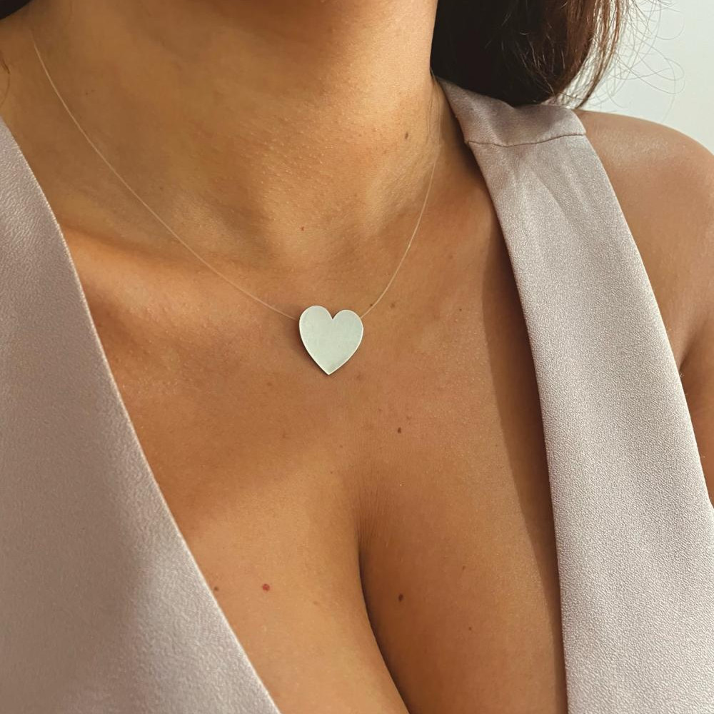 Colar linha invisível com pingente de coração banhado a ouro 18k