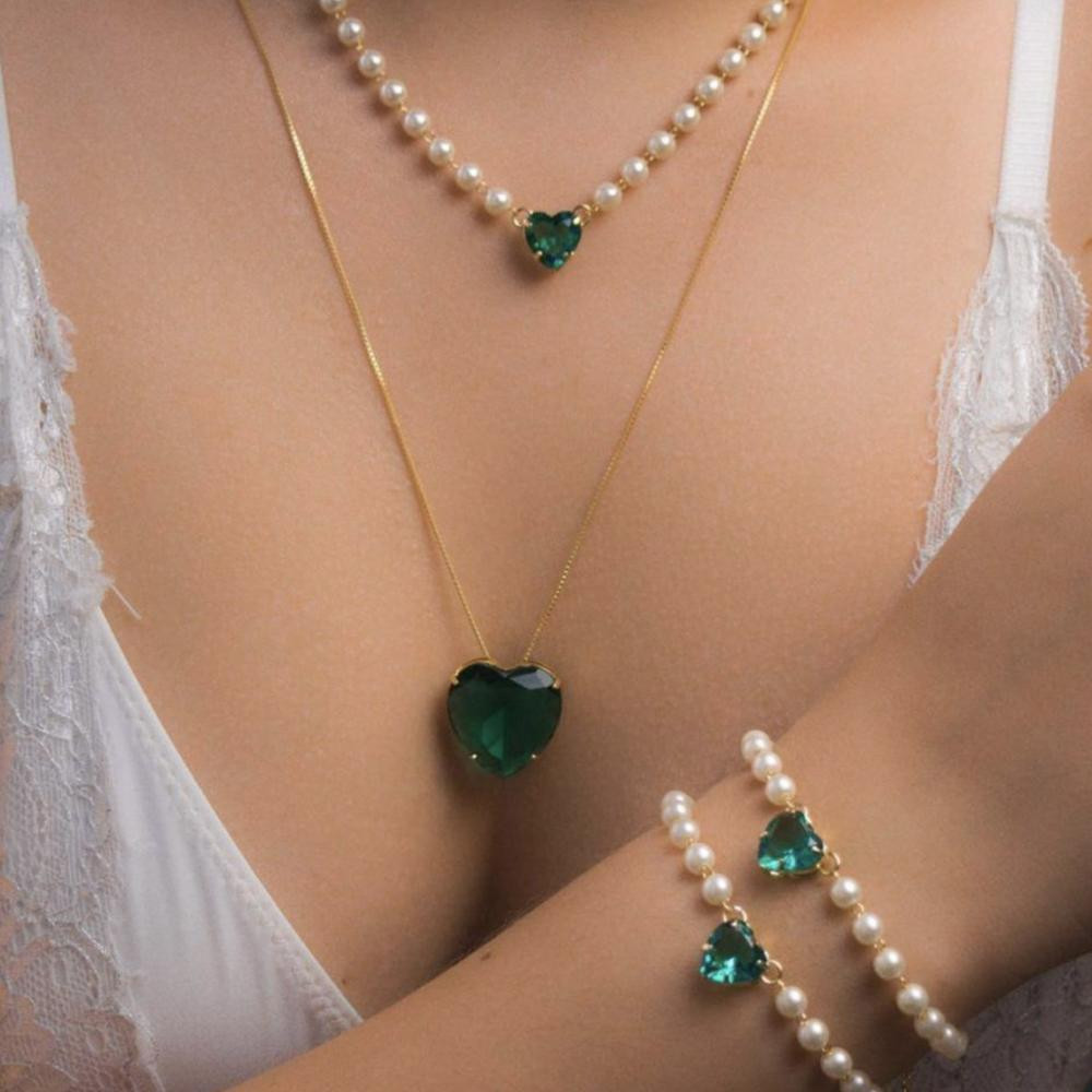 Pulseira Helena com micro pérolas e pingente de coração banhada a ouro 18k