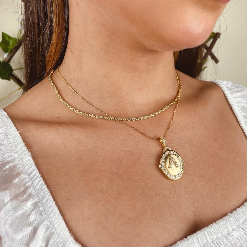 Colar relicário personalizado cravejado com zircônia cristal banhado a ouro 18k