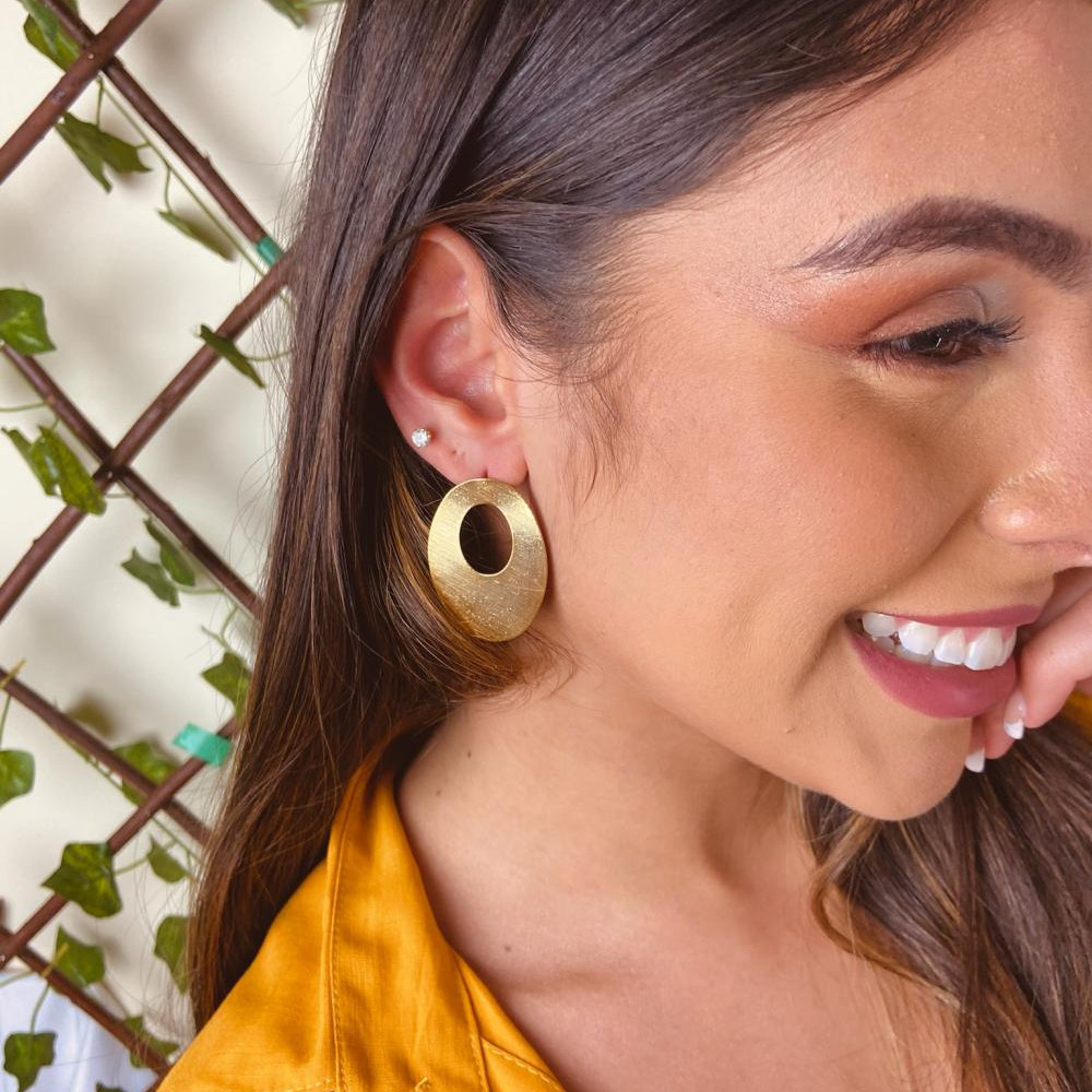 Brinco oval liso banhado a ouro 18k