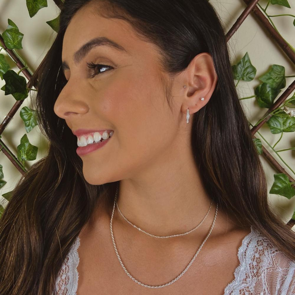 Brinco de argola média cravejada com zircônia cristal na prata 925