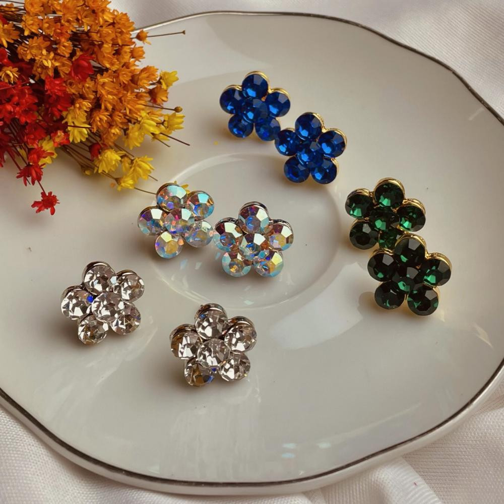 Brinco ponteira de flor com strass banhado a ouro 18k