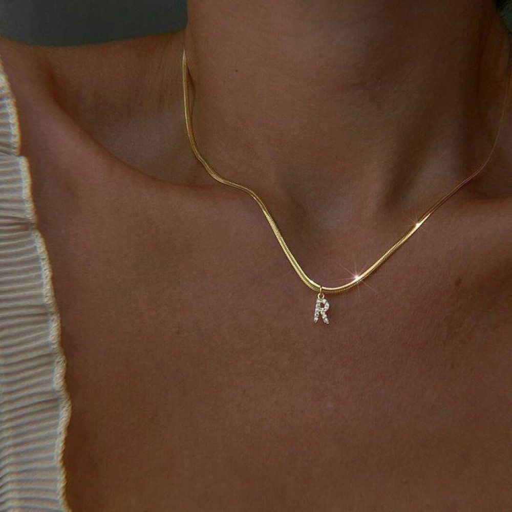 Choker personalizada Vivi com letra cravejada e corrente de fita laminada banhada a ouro 18k 