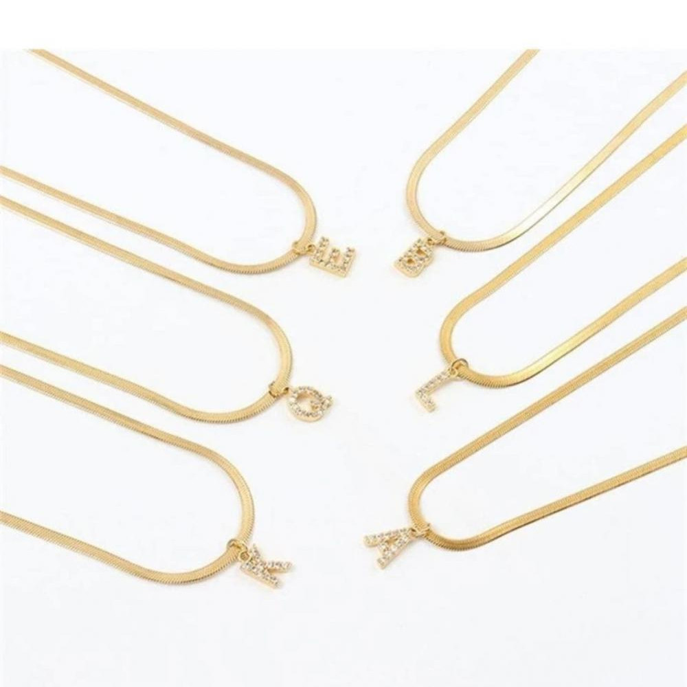 Choker personalizada Vivi com letra cravejada e corrente de fita laminada banhada a ouro 18k 