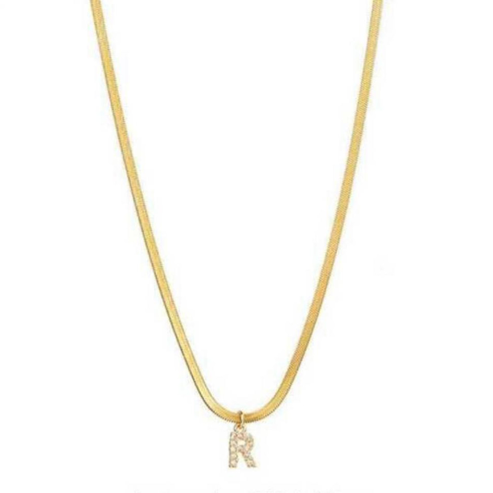 Choker personalizada Vivi com letra cravejada e corrente de fita laminada banhada a ouro 18k 