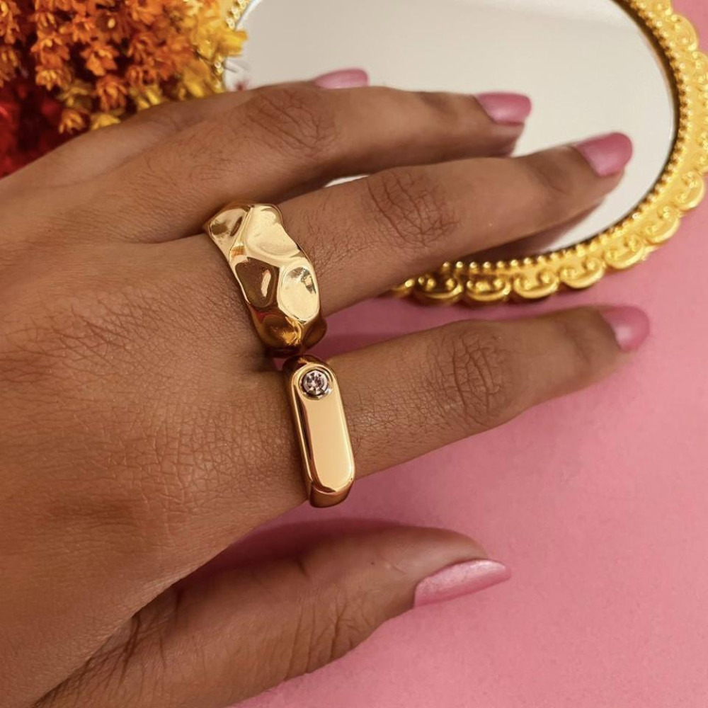 Anel Anna com ponto de luz banhado a ouro 18k