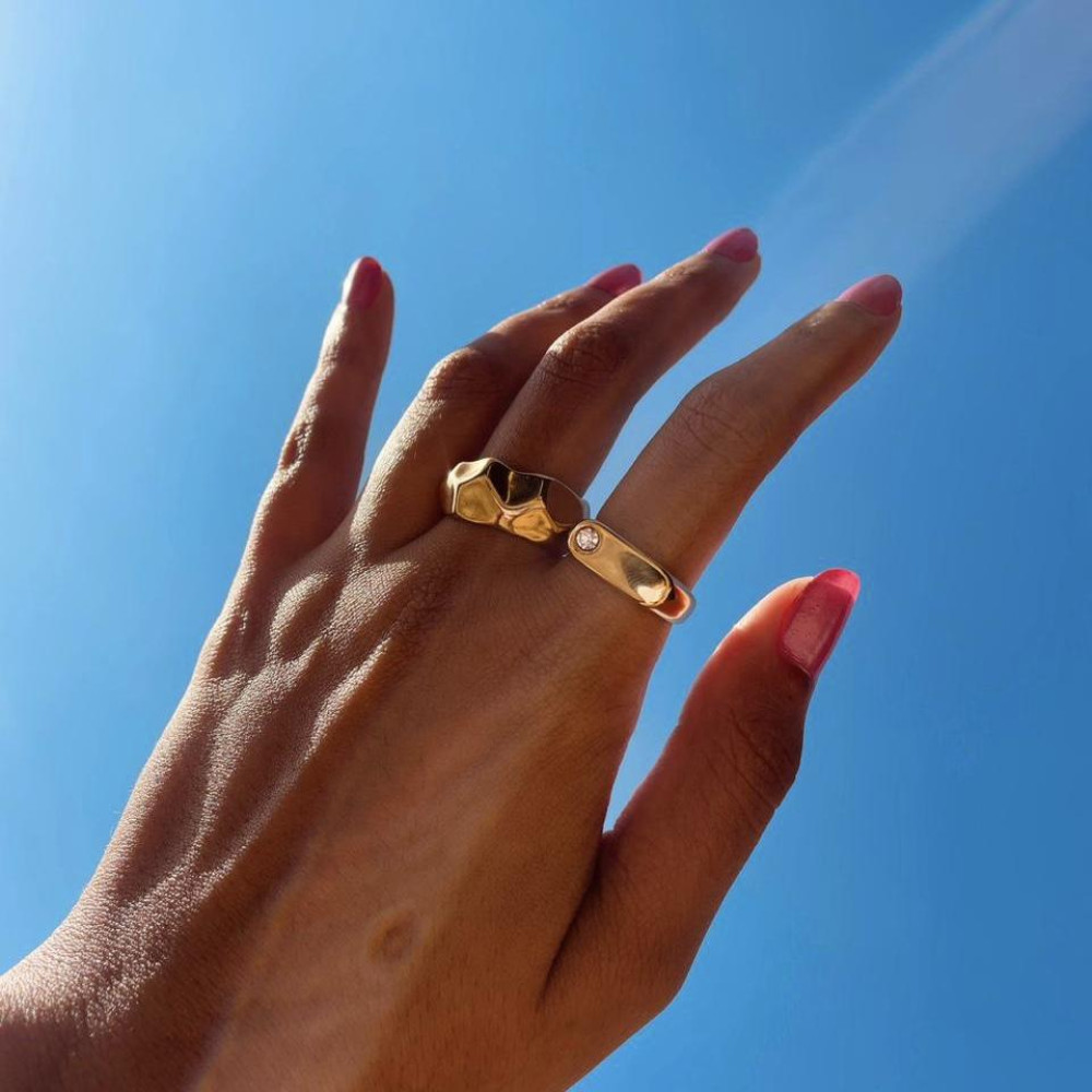 Anel Yara martelado banhado a ouro 18k